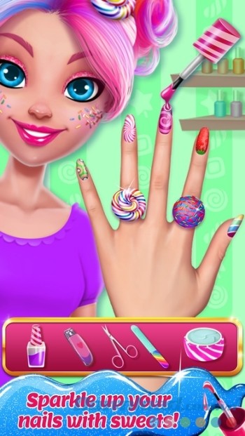 Vẽ nail nghệ thuật cho người mẫu