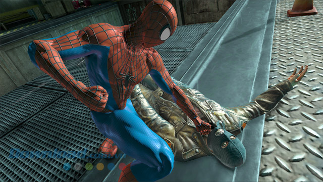 Chiến đấu với kẻ phản diện trong game hành động The Amazing Spider-Man 2