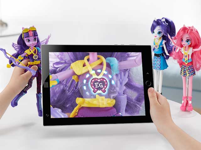Scan các đồ vật có biểu tượng của Equestria Girls để mở khóa các vật phẩm bổ sung