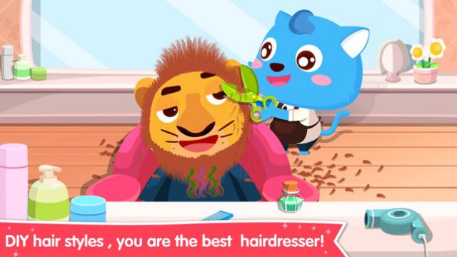 Bé làm thợ cắt tóc và tạo ra nhiều kiểu tóc khác nhau