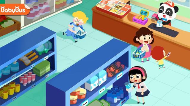 Bé quản lý siêu thị của mình trong game Baby Panda's Town: Supermarket