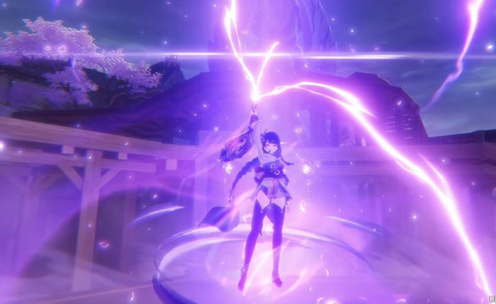 Cô sử dụng chuyển đổi linh hoạt giữa kiếm và một cây sào