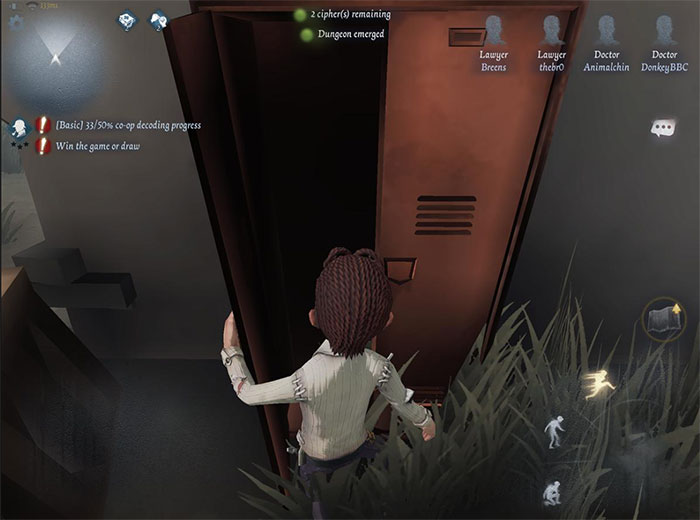 Trốn trong tủ quần áo để tránh bị kẻ giết người tìm ra