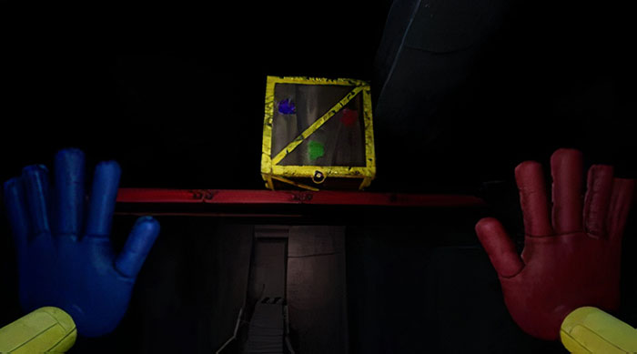 Người chơi cần làm rơi chiếc hộp này xuống để thoát khỏi Huggy Wuggy