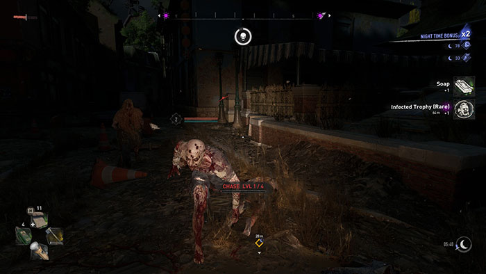 Ban đêm trong Dying Light 2 vô cùng đáng sợ nên người chơi cần chạy thật nhanh hoặc bám vào các mái nhà