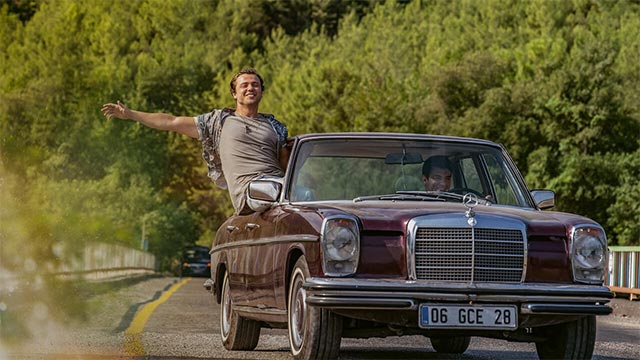 Phim GodSpeed (2022) xoay quanh hành trình dài của 2 người bạn từng trải qua những cuộc chiến tàn khốc
