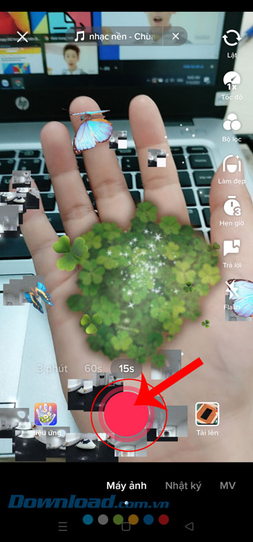 Chạm và giữ vào hình tròn màu đỏ