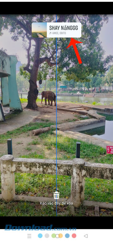 Kéo khung tên bài hát vào cạnh màn hình điện thoại