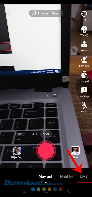 Chạm vào mục LIVE 