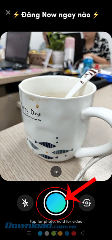 Chạm và giữ vào biểu tượng hình tròn màu xanh