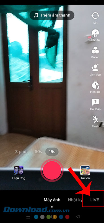  Chạm vào mục LIVE