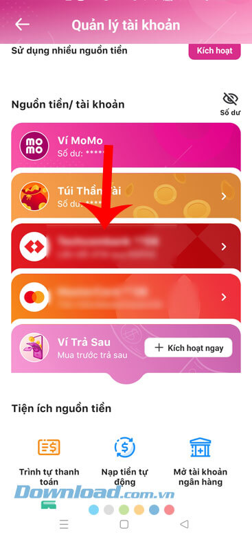 Nhấn và chọn thẻ ngân hàng muốn hủy liên kết