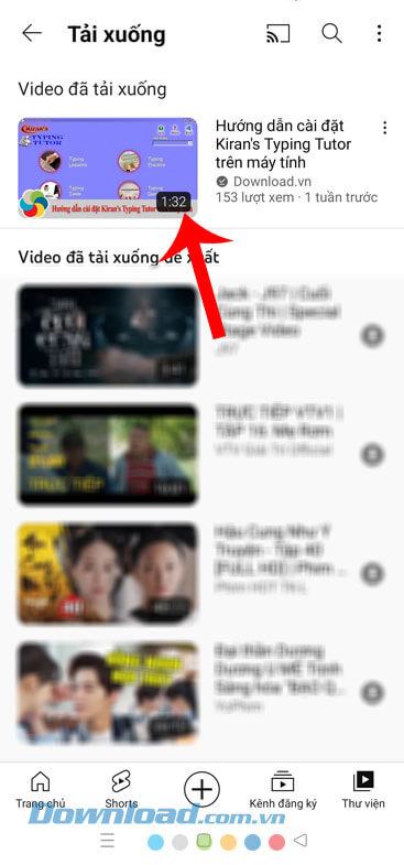 Mở video đã tải xuống và bắt đầu xem video ngoại tuyến