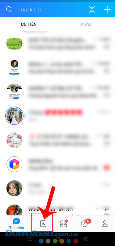 Ấn vào mục Danh bạ