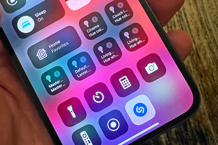 Người dùng có thể nhanh chóng nhận diện bài hát đang phát khi thêm Shazam vào Control Center
