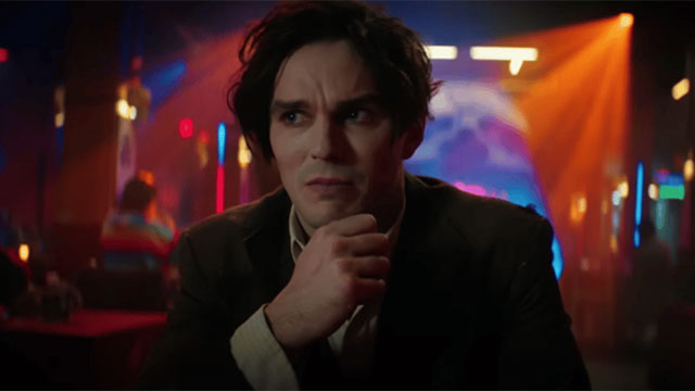 Nicholas Hoult trong vai Renfield, bề tôi đáng thương muốn thoát khỏi mối quan hệ toxic
