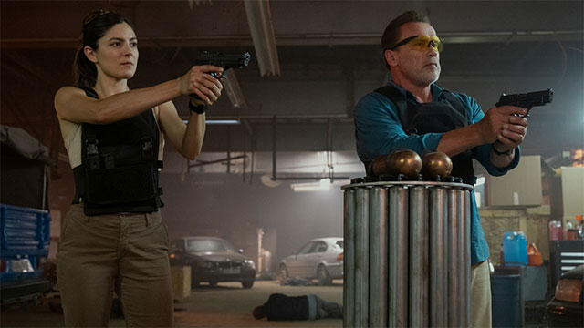 FUBAR xoay quanh câu chuyện về cặp cha con điệp viên CIA do Arnold Schwarzenegger và Monica Barbaro thủ vai