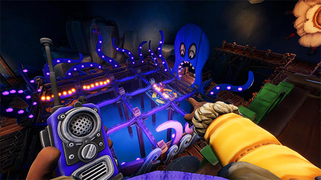 Bộ đàm là công cụ để 2 người hợp tác và cùng nhau giải đố trong We Were Here Expeditions game