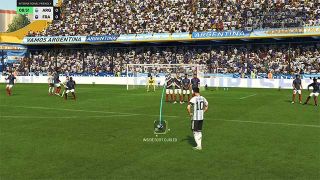 Để cải thiện khả năng dứt điểm, bạn nên tập sút ở nhiều tình huống 