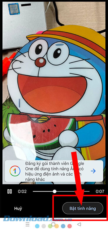 Nhấn vào nút Bật tính năng để lưu ảnh về điện thoại