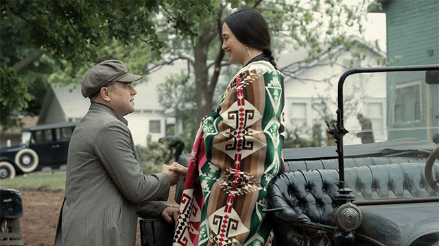 Một cảnh của Leonardo DiCaprio và Lily Gladstone trong bộ phim Vầng Trăng Máu