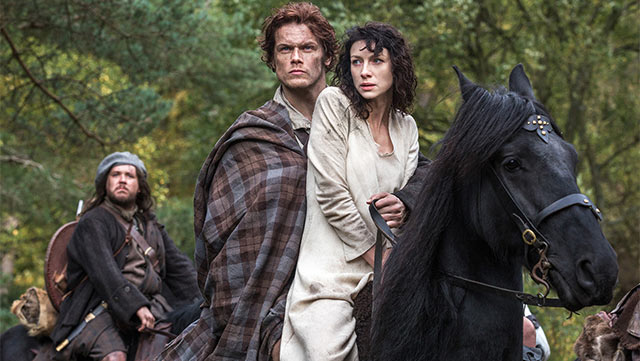 Outlander xoay quanh câu chuyện tình yêu vượt thời gian của Claire và James 