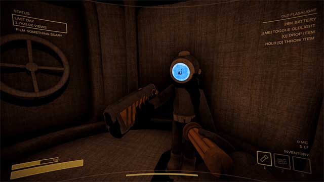 Rescue Hook hoạt động giống như một móc vật lộn