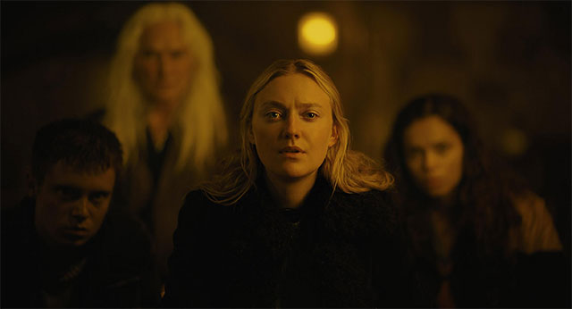 Dakota Fanning vào vai Mina, nhân vật chính của phim Những kẻ theo dõi