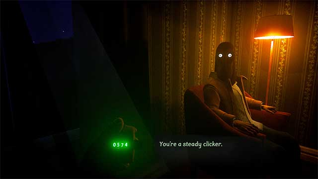 Bấm vào máy đếm cầm tay để làm hài lòng người đàn ông đeo mặt nạ