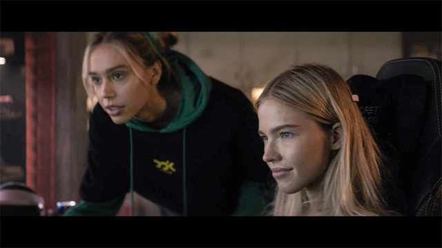 Mọi chuyện bắt đầu khi Hana và Ren thử nghiệm thiết bị công nghệ mới vào trò chơi do Hana phát triển