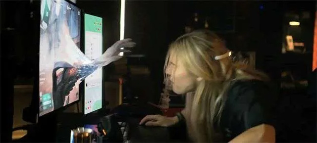 Hana dần bị thao túng tâm lý và mất kiểm soát, khi ranh giới giữa thực tế và thế giới ảo bị xóa nhòa