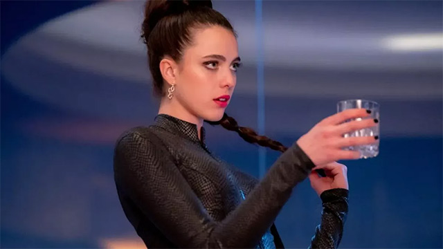 ... và bản thể hoàn hảo, trẻ trung của cô do Margaret Qualley thủ vai