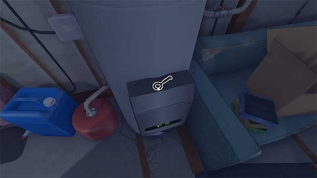 Chìa khóa nằm bên trái ghế sofa, trên nóc máy nước nóng