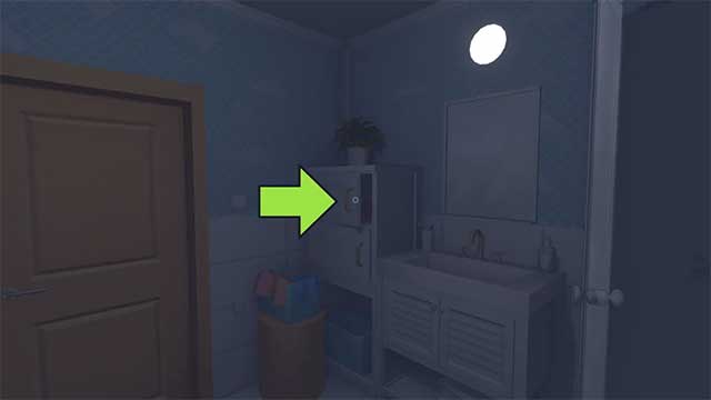 Cục pin đầu tiên nằm trong tủ phía trên bên trái bồn rửa