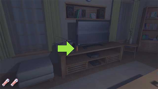 Cục pin thứ ba nằm trên kệ bên trái TV trong phòng khách