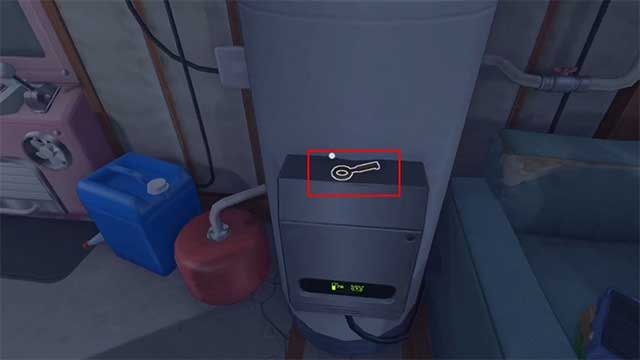 Mang chìa khóa nằm trên nắp lò sưởi cạnh sofa cho Mita