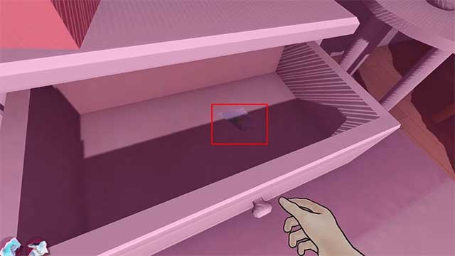 Mảnh trong tủ có lọ hoa