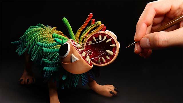 Khuôn mặt của Yarnaby có thể mở theo chiều dọc với hình thù đáng sợ