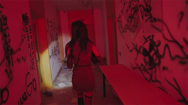 Giải mã danh tính bí ẩn của bạn gái quen qua mạng trong khi nỗ lực sinh tồn và thoát ra ngoài