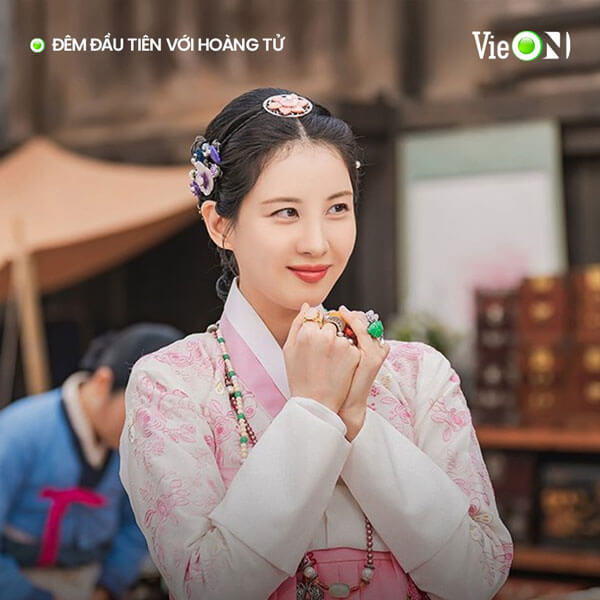 Seo Hyun thủ vai Cha Seon Chaek/"University Student K"