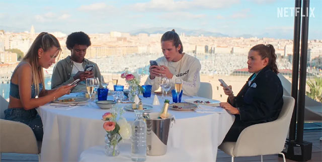 ... nhưng tiền bạc và sự xa hoa cũng kéo theo muôn vàn rắc rối