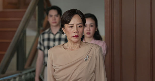 Tai Penpak Sirikul trong vai bà Mei – người mẹ quyền lực và bảo thủ