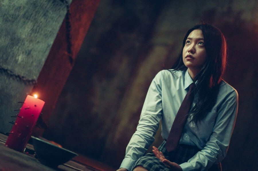 Yeri vào vai Jayeong, một trong những học sinh tham gia thử thách gọi hồn