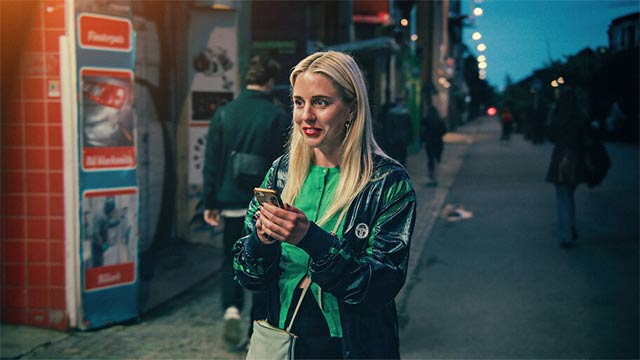 Carla Sehn trở lại với một 'vibe' hoàn toàn mới trong bộ phim hài lãng mạn