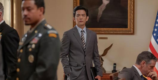 John Cho thủ vai Anderson Miller - Một nhân vật làm việc tại Bộ Ngoại giao Hoa Kỳ