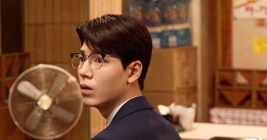 Bae Hyeon Seong vào vai một phụ tá của Mr. Shin