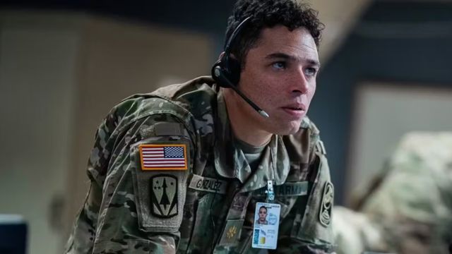 Bầu không khí căng thẳng bao trùm lên toàn bộ tác phẩm