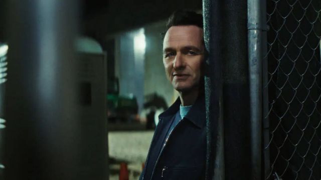 ... và gã hàng xóm bí ẩn vừa chuyển đến