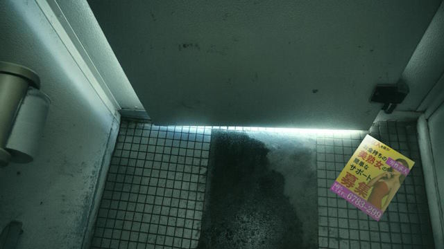 Trải nghiệm nỗi kinh hoàng trong nhà vệ sinh công cộng