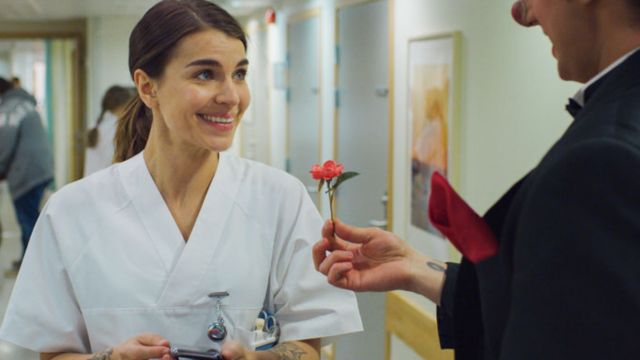 Về nhà đón Giáng Sinh là bộ phim hài tình cảm ấm áp nhưng cũng đầy bất ngờ